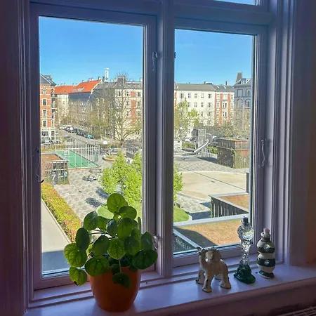 Colourful Flat Near Frederiksberg Gardens *